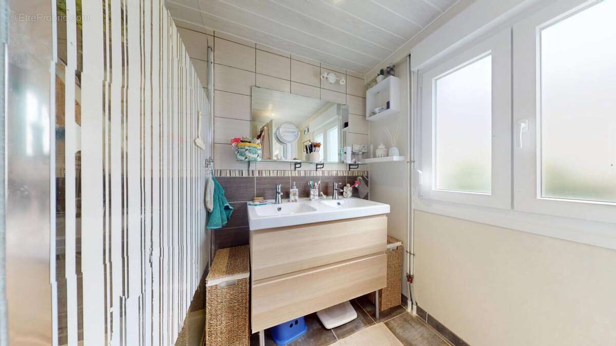 A VENDRE : Maison 6 pièces avec cour et jardin  ( à 20 mins de REIMS via l'autoroute A34) - photo 6
