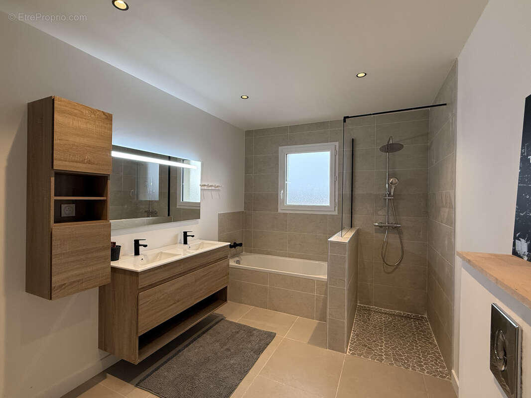 Maison à ESPINASSE-VOZELLE