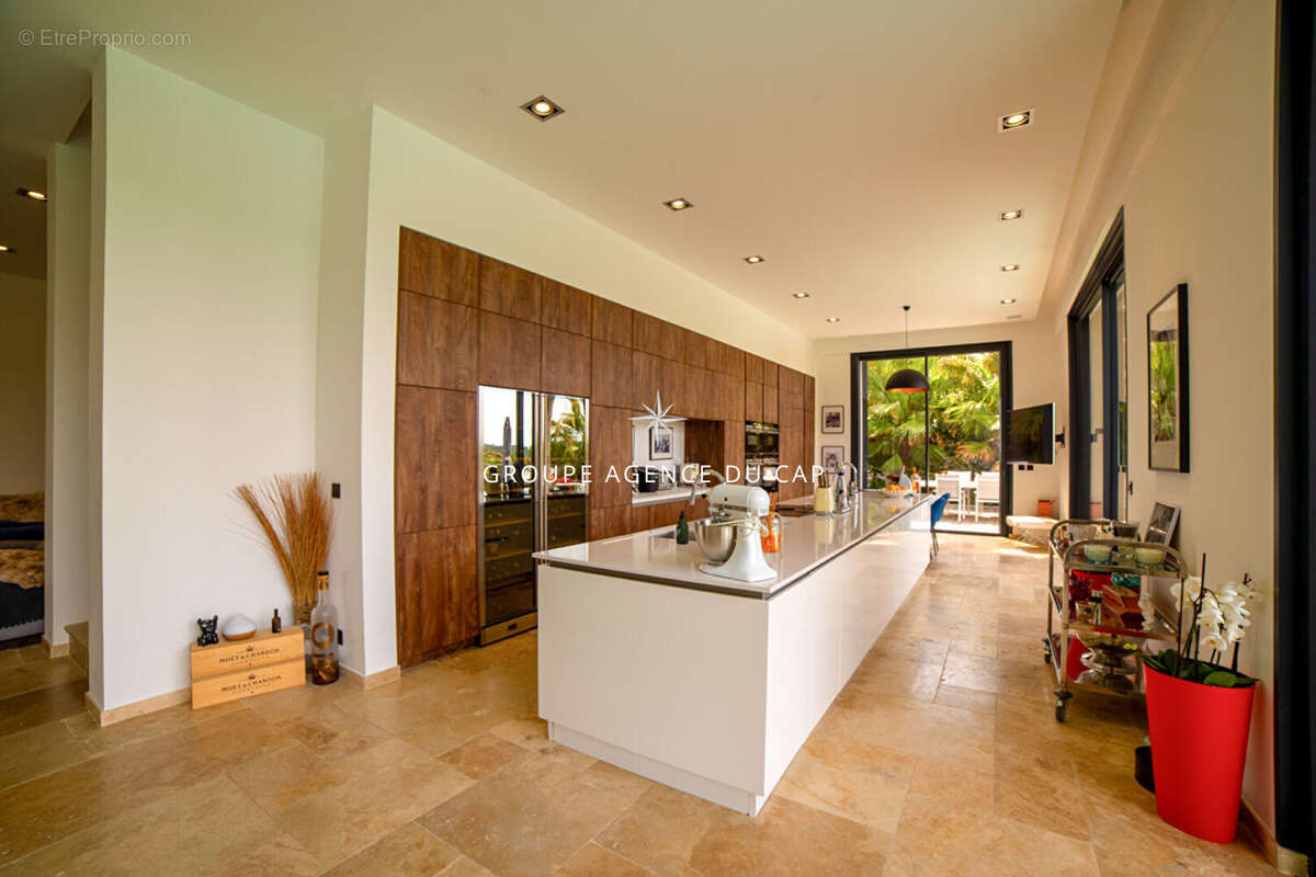 Villa 18 pièces avec piscine garage vue dégagée sur la colline, aux issambres - photo 8