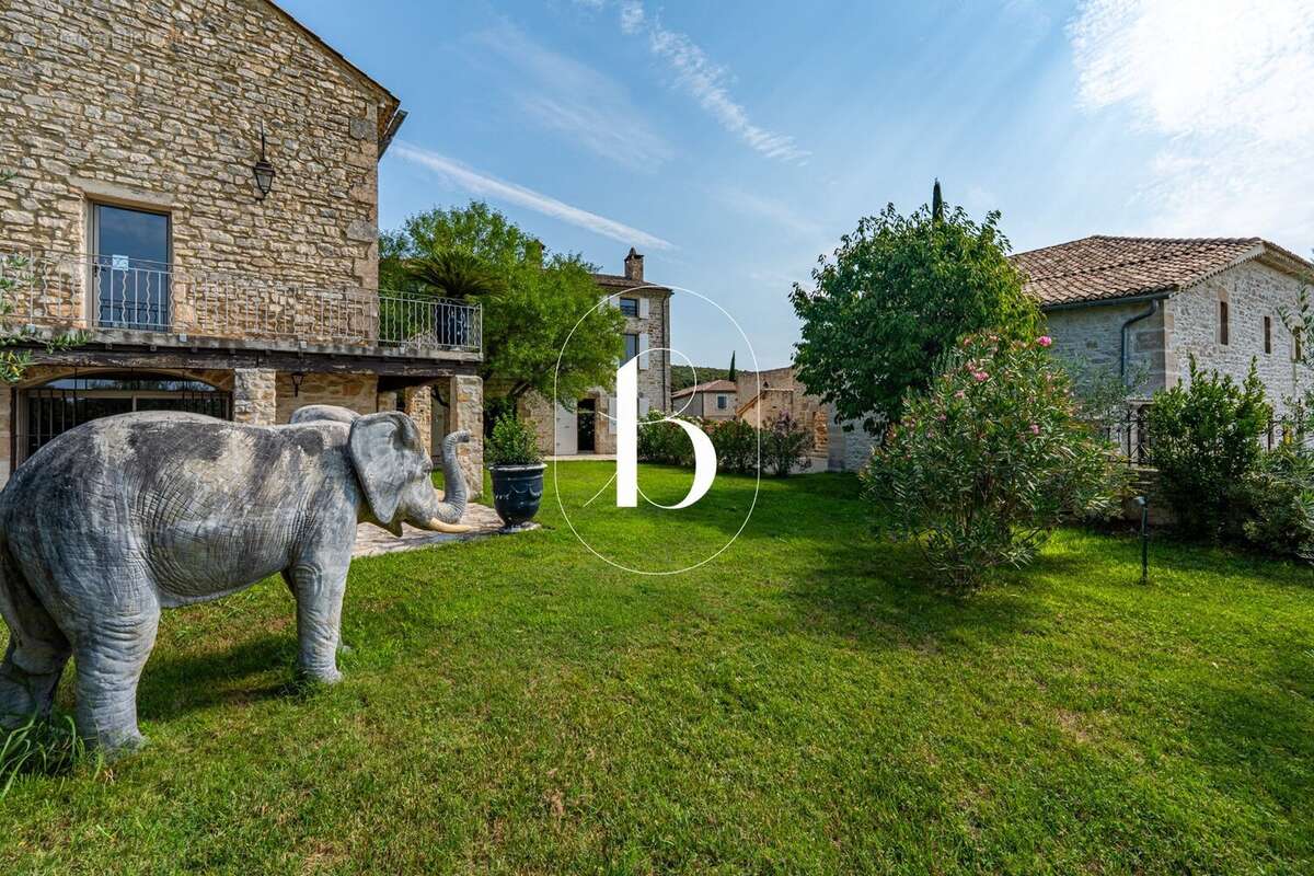 Maison 950 m² à Goudargues  - photo 9