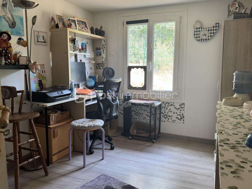À La Roquebrussanne (83136), maison de plain-pied rénovée avec studio indépendant sur 1 650 m² de terrain plat et clôturé - photo 15
