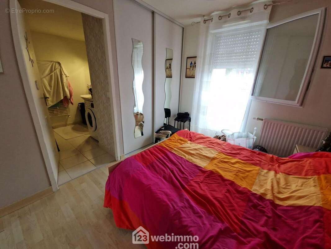 Chambre du bas avec salle d&#039;eau - Maison à LA ROCHE-SUR-YON