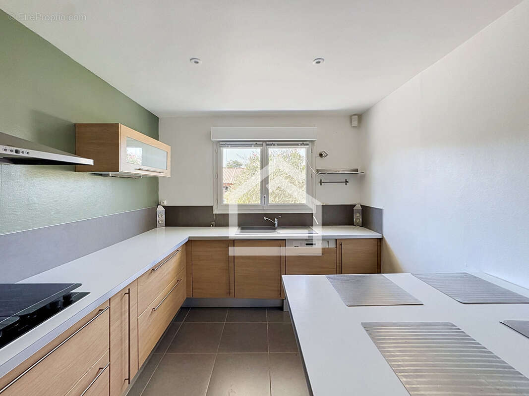 LE HAILLAN - Maison de plain pied 146 m2 - Jardin - Garage - photo 5