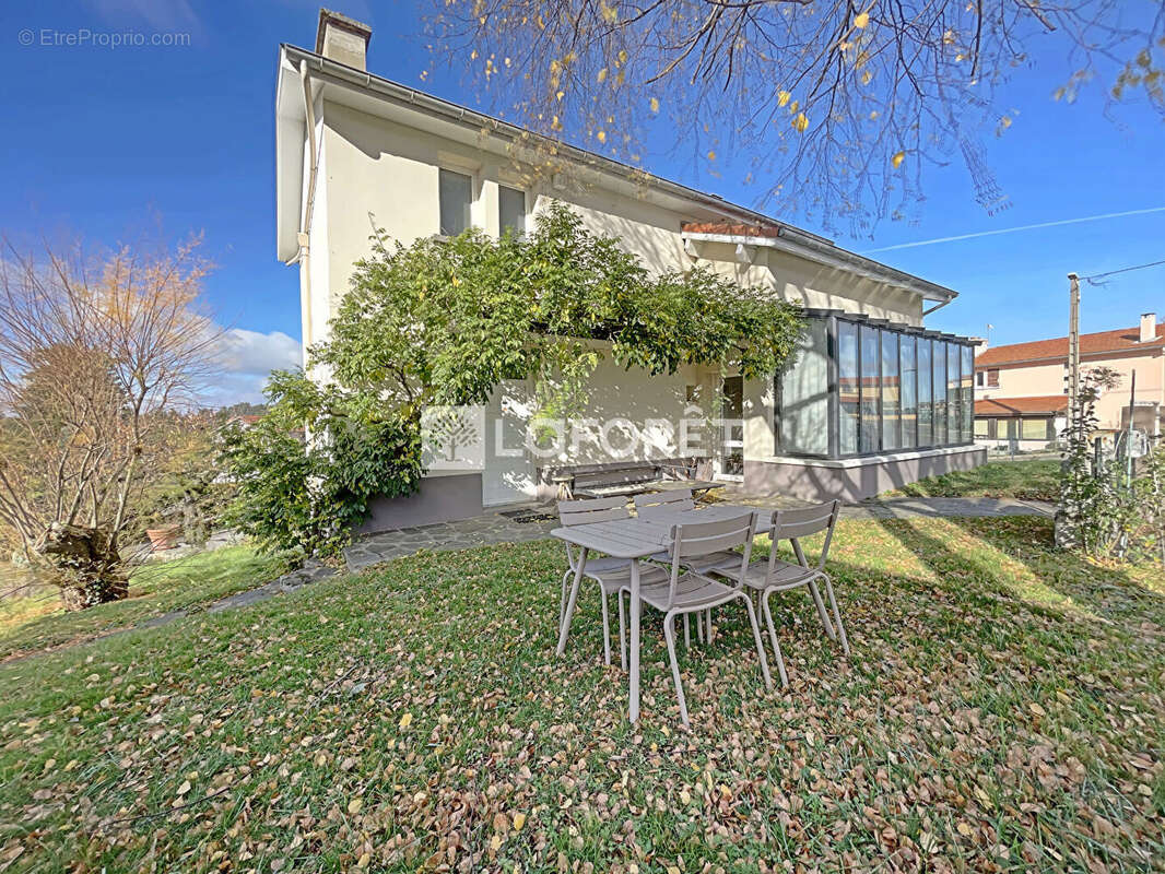 Maison à LE CHAMBON-FEUGEROLLES
