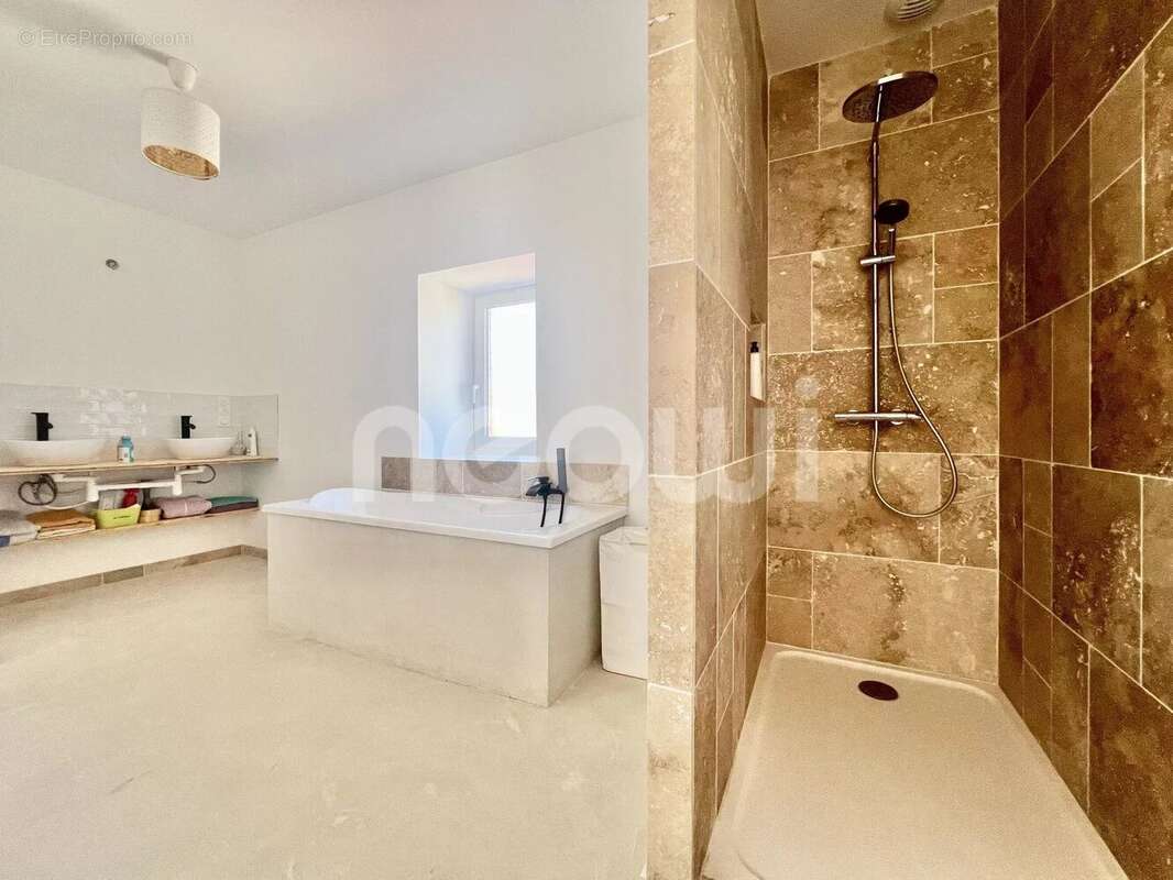 Maison à SAINT-AGOULIN