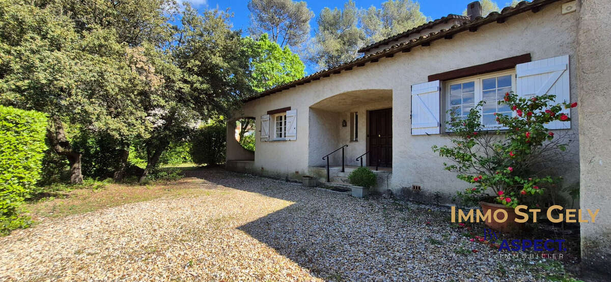 Maison à SAINT-CLEMENT-DE-RIVIERE