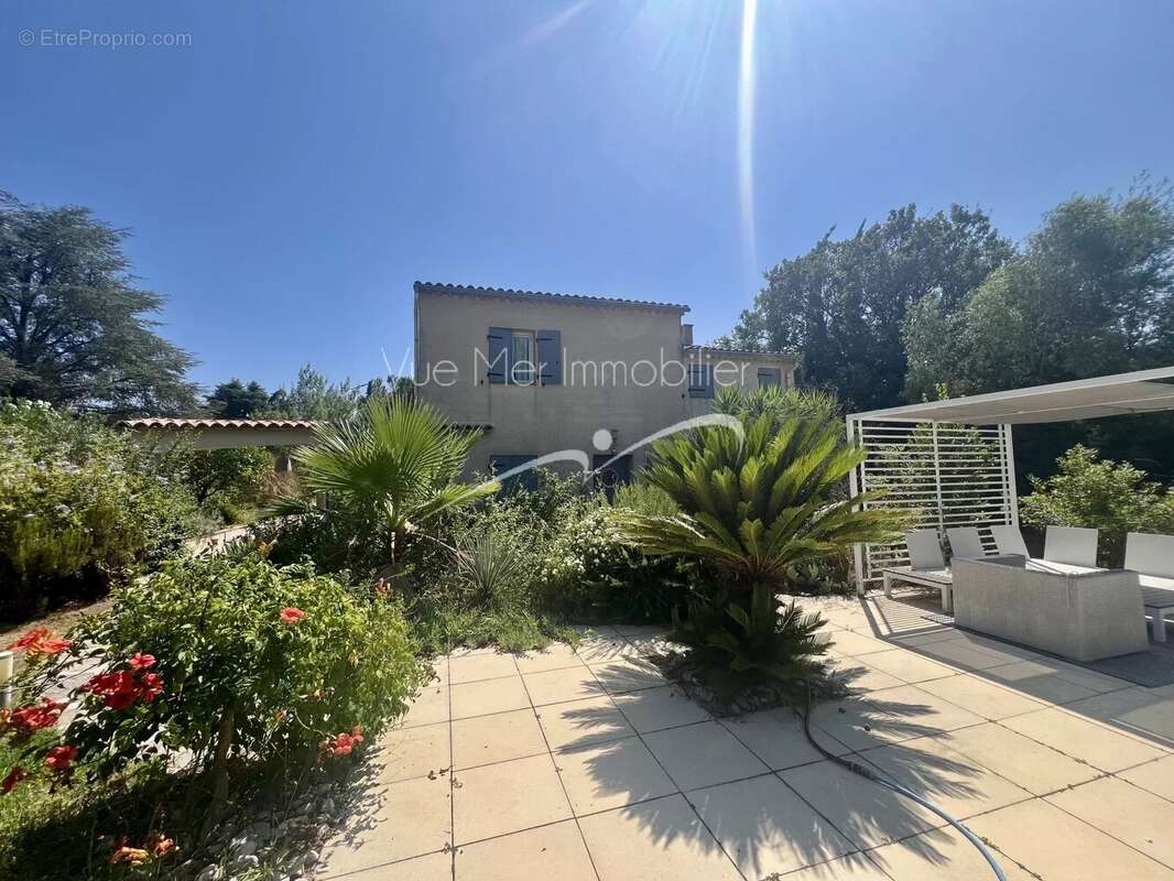 Villa T6. Parc de 2 089 m² avec piscine - photo 22