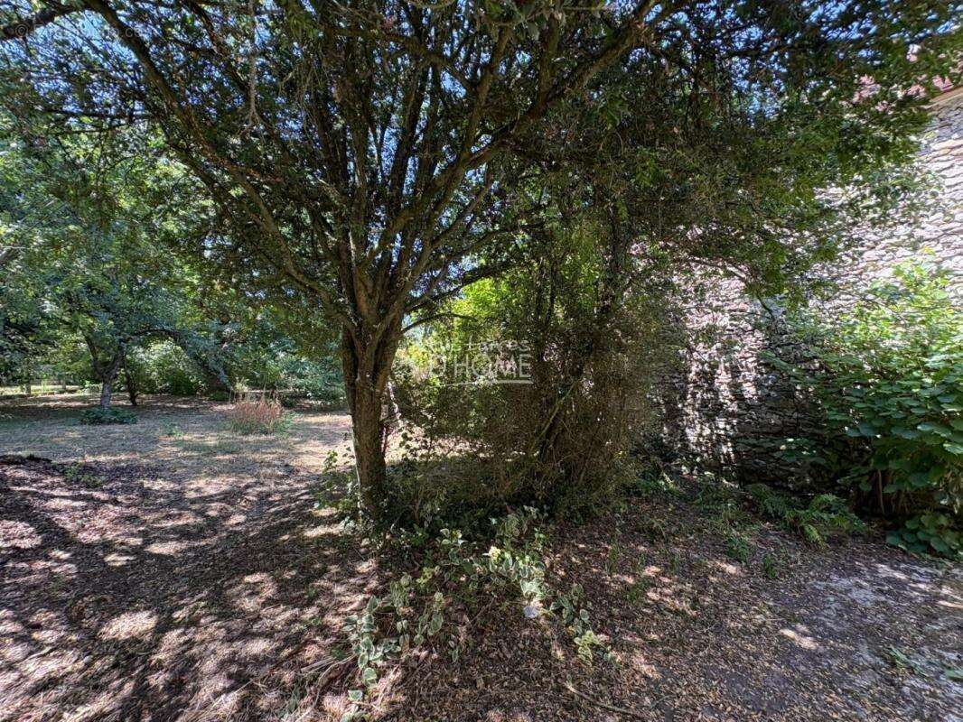 Maison à rénover avec grange et terrain clos de 697 m² - photo 3