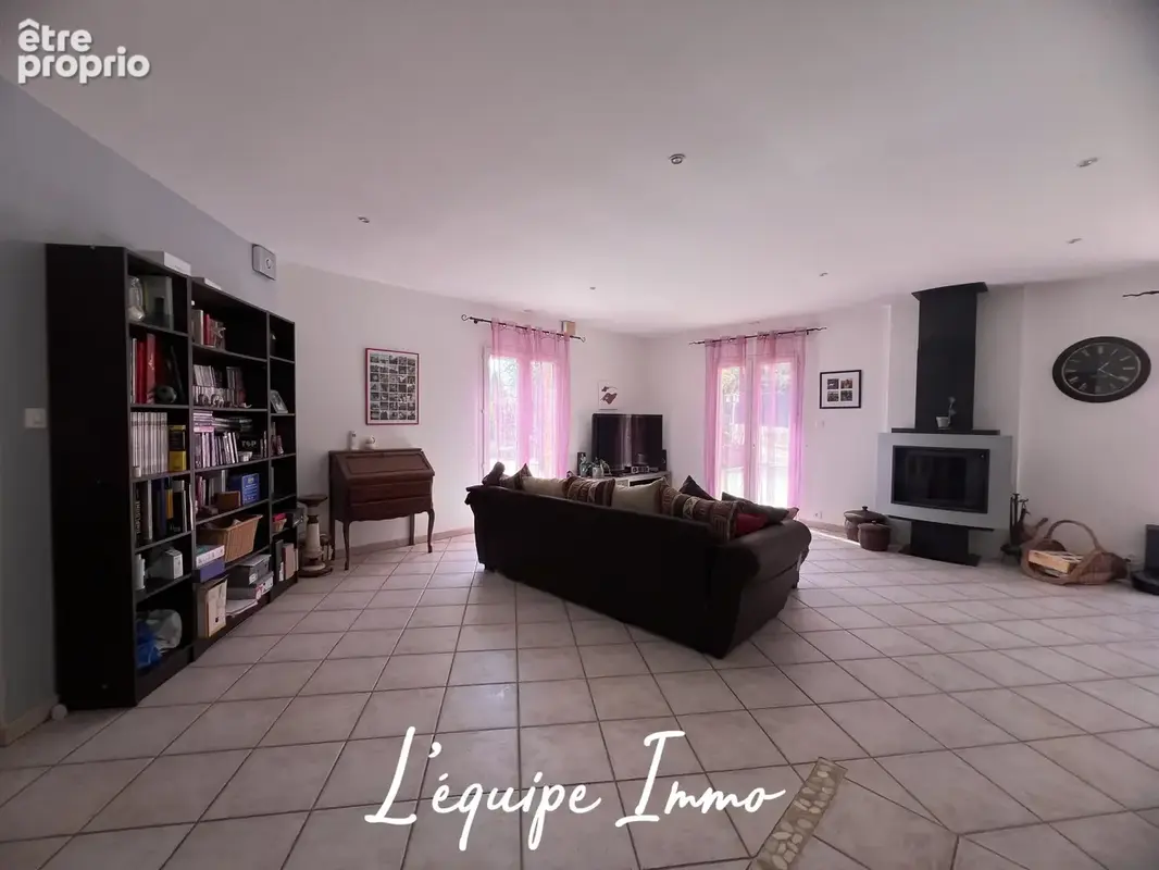 Maison familiale avec sous-sol total, piscine et terrain de 4000m2. - photo 7
