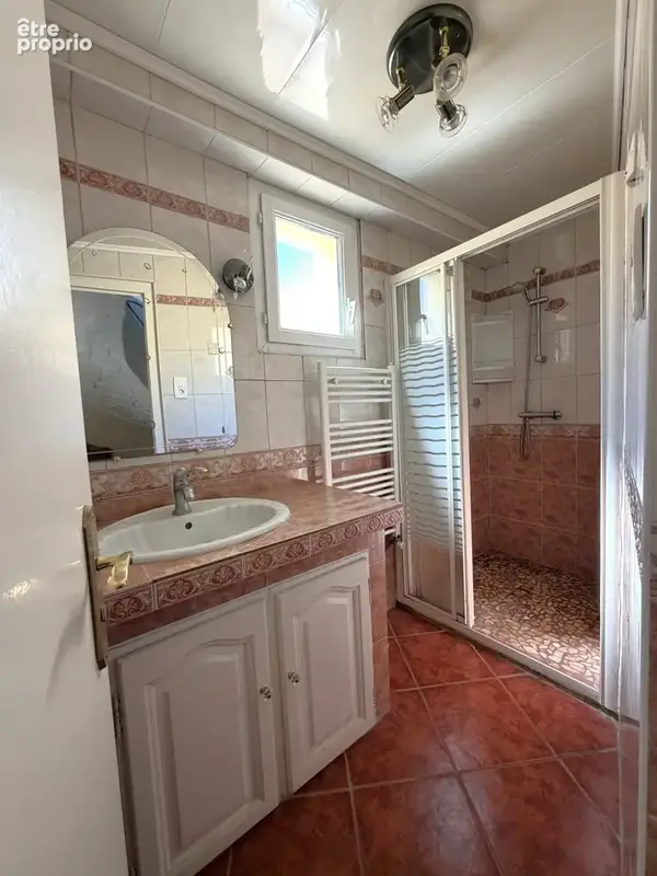 AIZENAY, maison de ville 3 chbres + bureau avec cour - photo 7