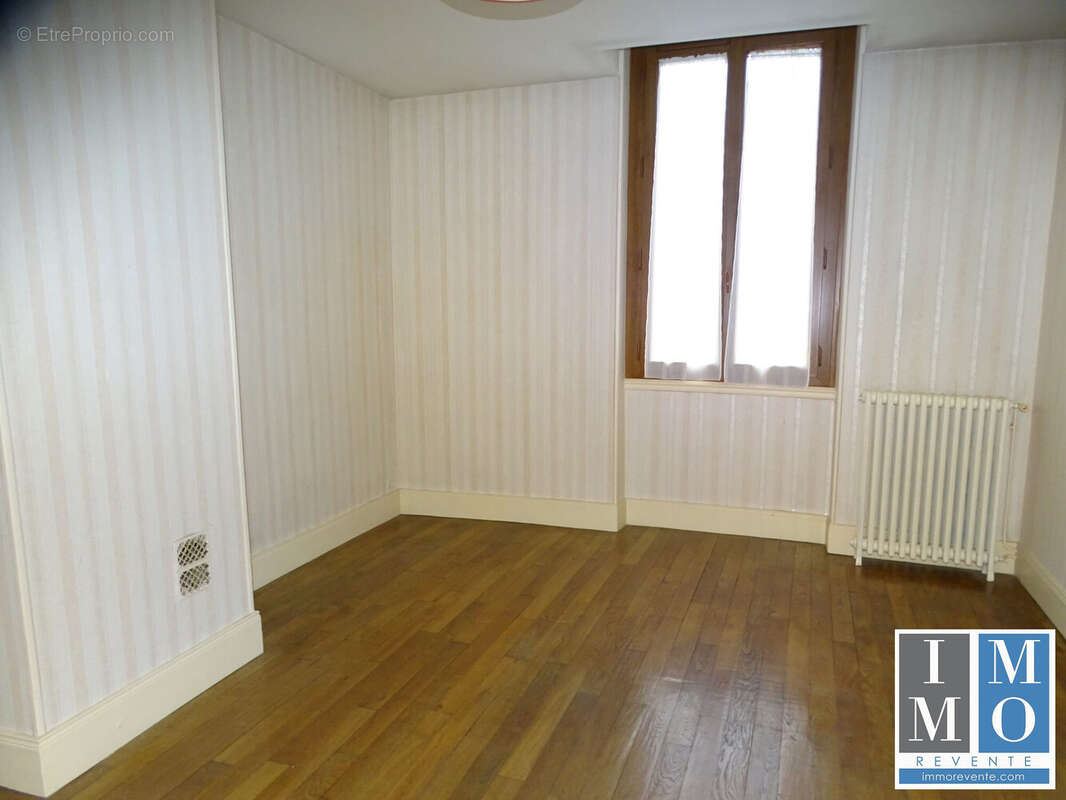 Maison à DUN-SUR-AURON