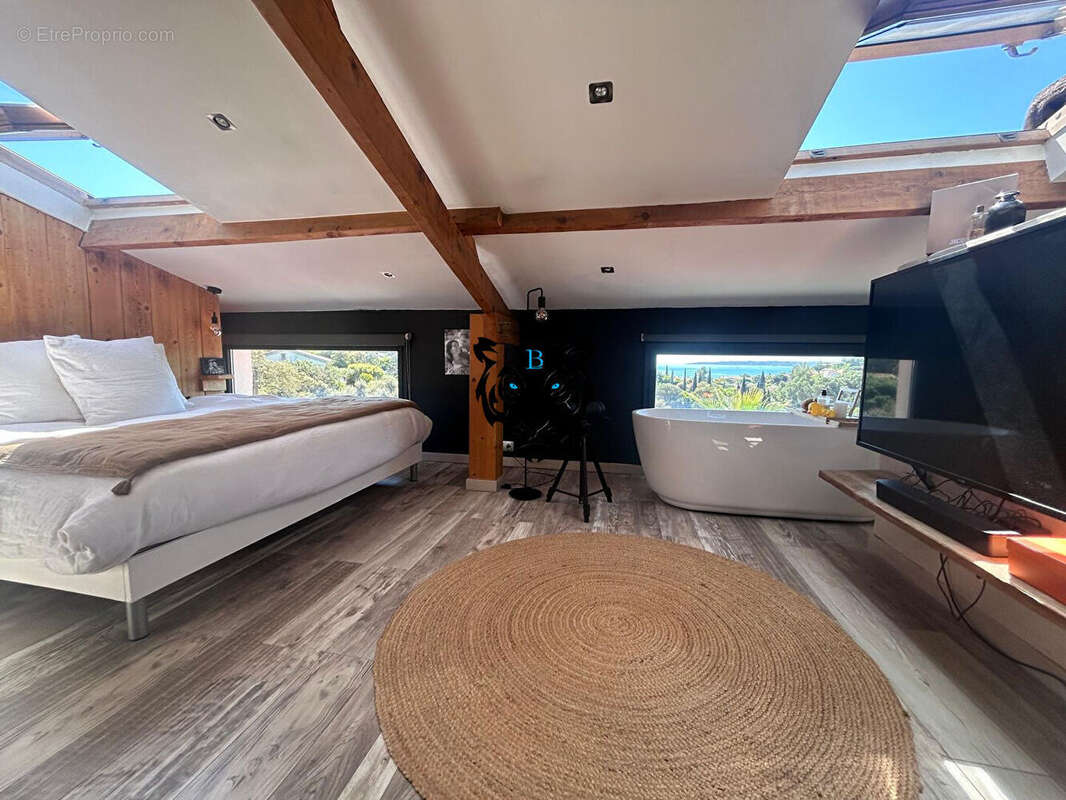 Maison à LES ISSAMBRES