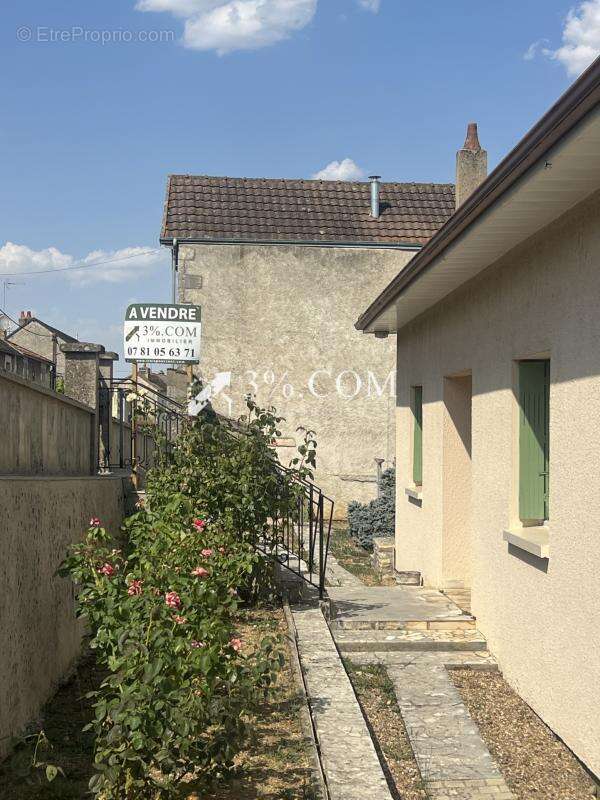 3%. com immobilier à  saint savin - photo 2