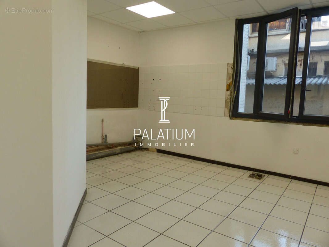 Commerce à CHATEAU-ARNOUX-SAINT-AUBAN