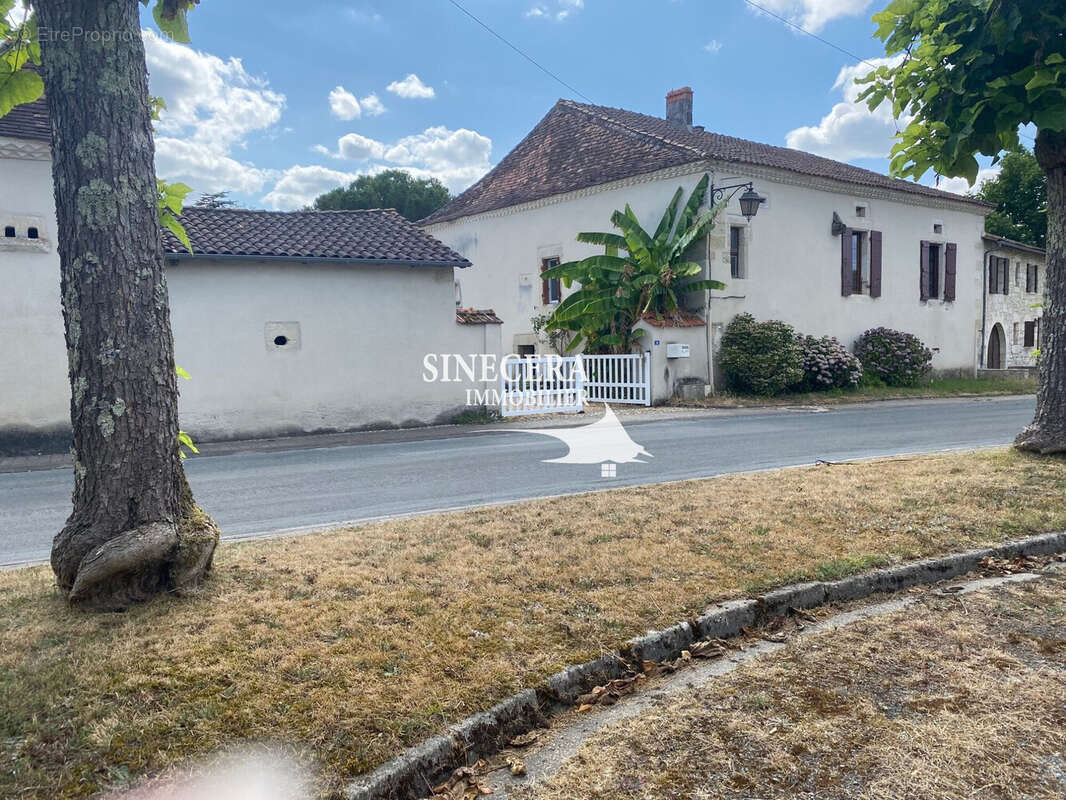 Maison 140 m² à Riberac  - photo 2