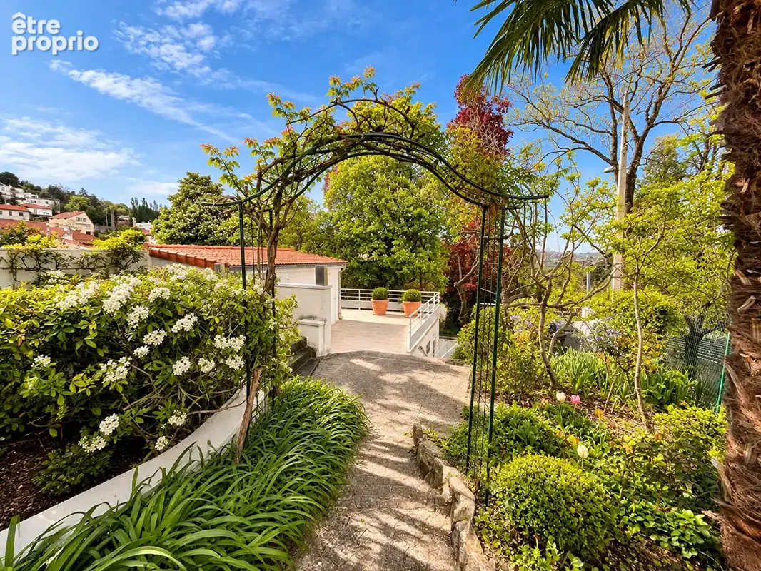 Royat - Maison avec panorama, jardin, terrasses et spa / 7 Pièces principales / 185 m² / Parcelle 942 m² - photo 2
