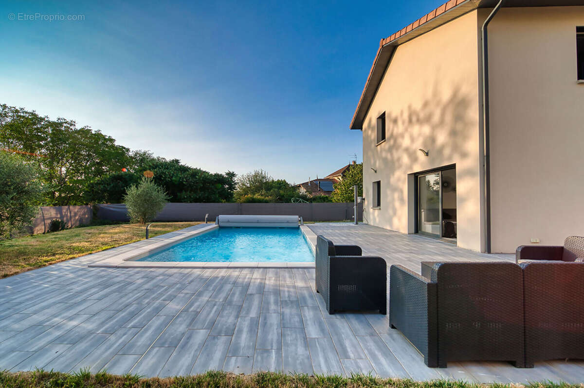 Espace et lumière : Découvrez cette maison récente de 150m² avec piscine. - photo 3