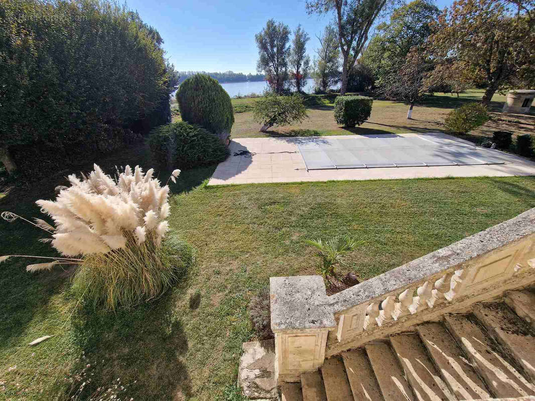 Batisse en pierre de style Directoire avec vignes et piscine - photo 20