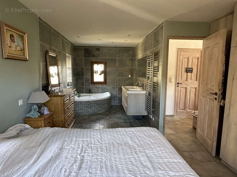 Propriété d'exception! Très beau chalet 4 pièces sur plus d'un hectare de terrain attenant. - photo 12