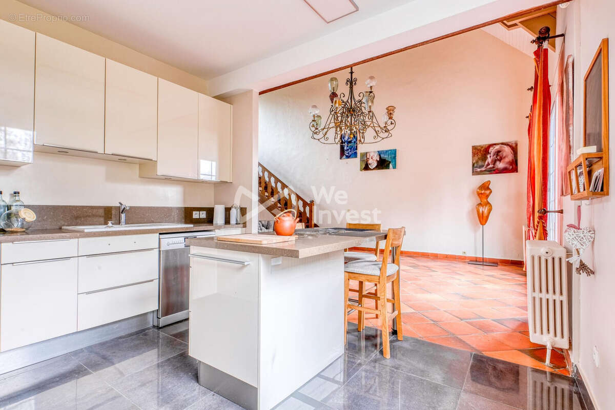 Maison 270 m² à Magny-Le-Hongre  - photo 9