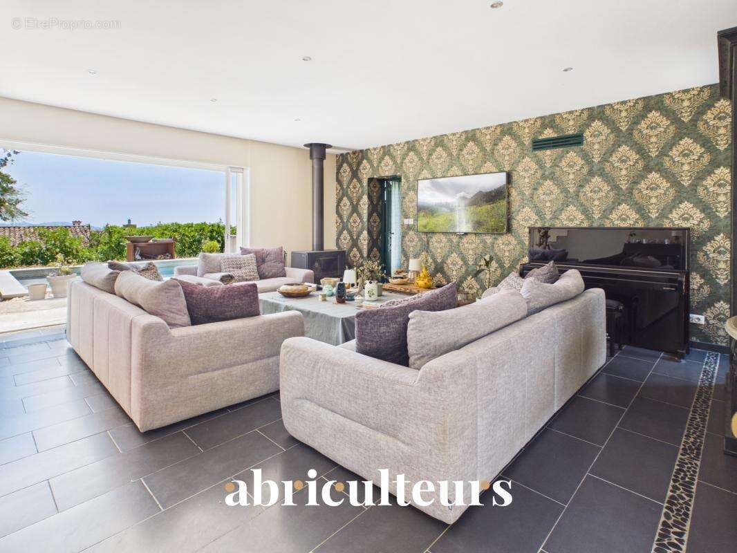 Spacieuse villa avec piscine et terrain d’environ 1 500 m² , dépendance et vue dégagée en vente à Callian (83440) - photo 4