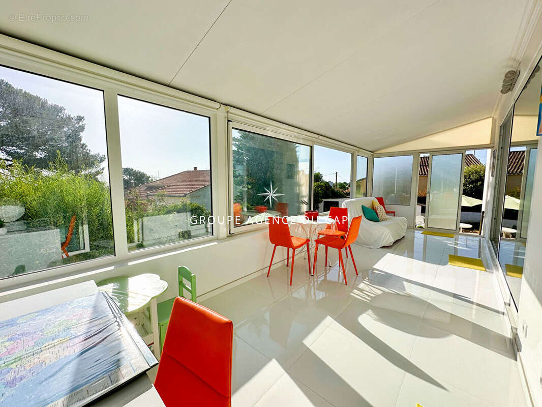 À vendre villa 4 pièces avec vue mer et studio indépendant, 15min a pied du centre ville de saint aygulf - photo 6