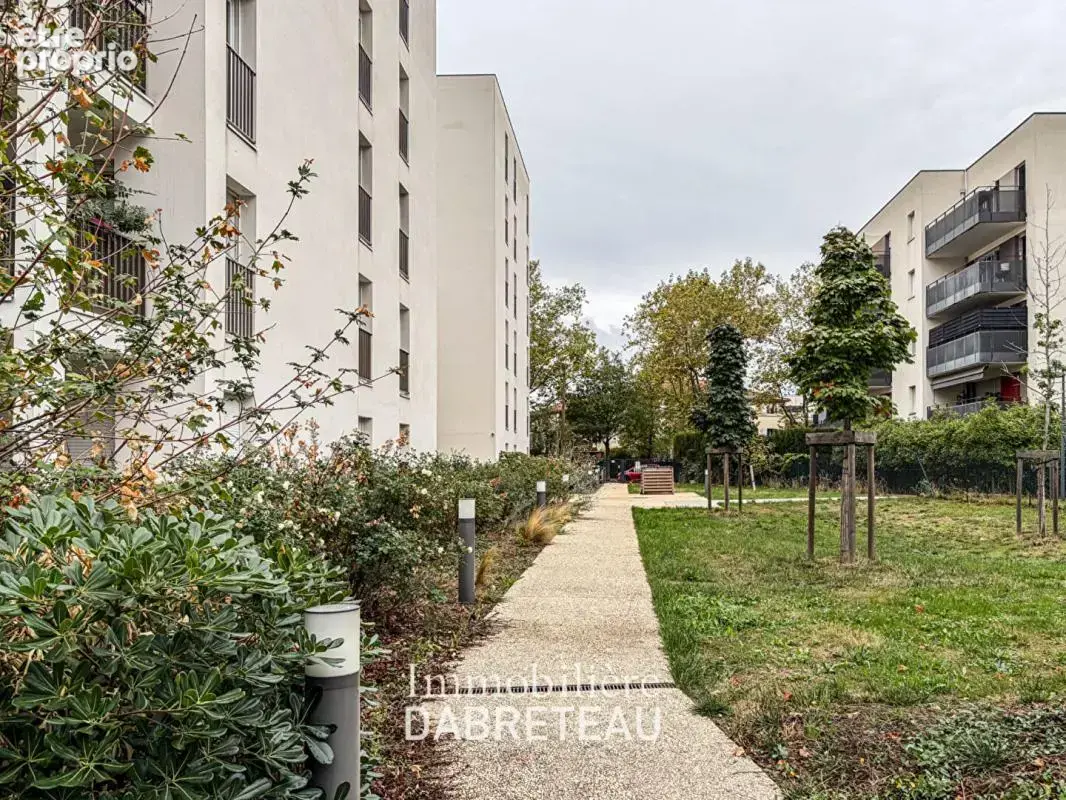 Vaulx en Velin - T4 de 75m2 en dernier étage avec grand balcon - photo 16
