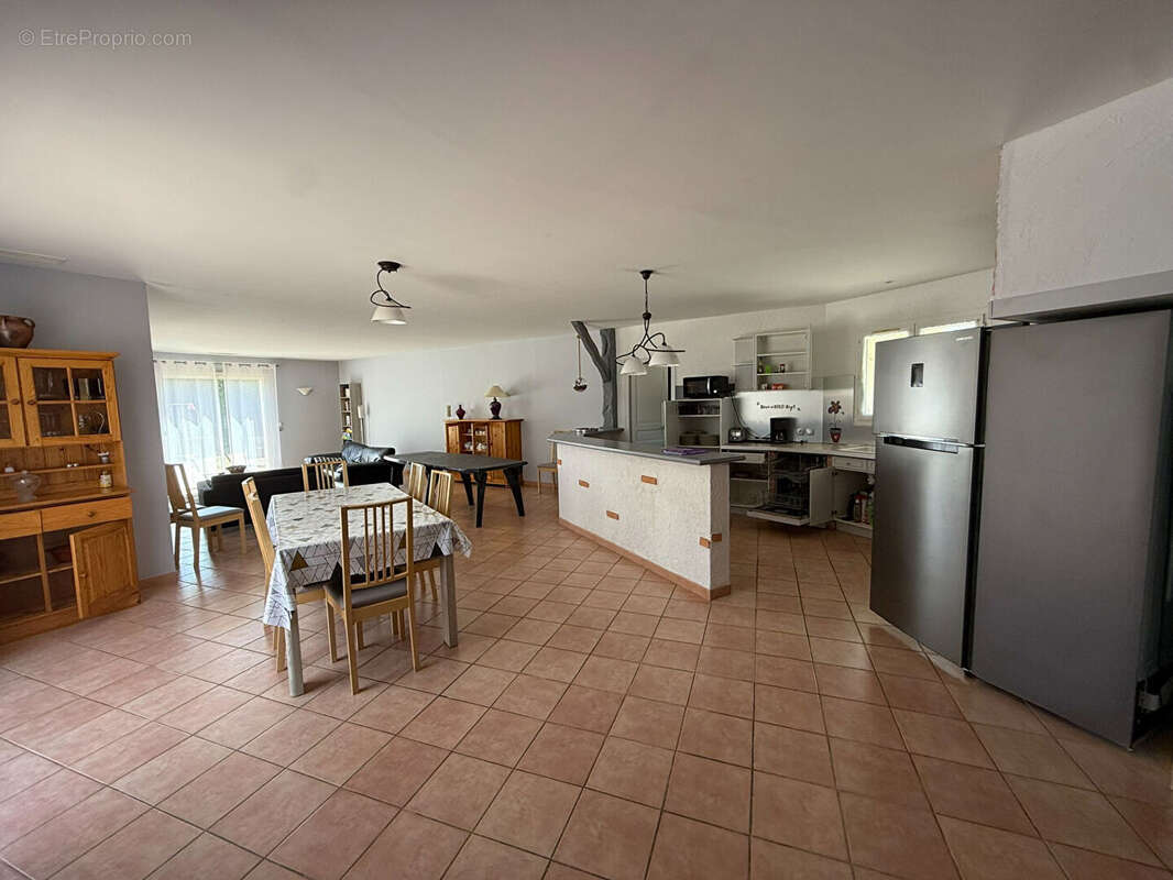 Maison plain-pied Montlegun 190 m² sur vaste terrain arboré avec terrasse et garage indépendant - photo 10