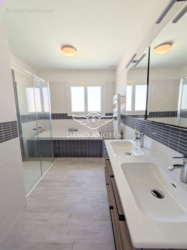 Salle de Bain - Maison à ABEILHAN