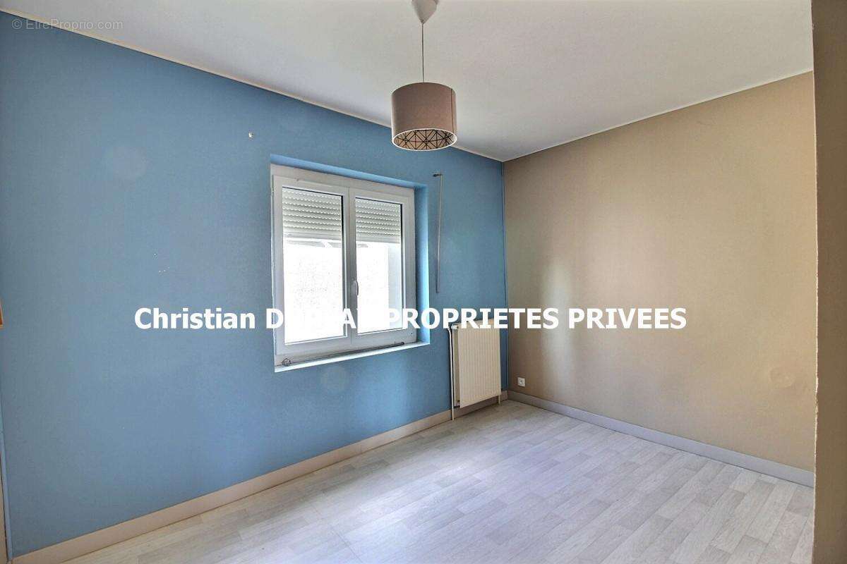 Saint Romain Lachalm 43620 Immeuble en pierre exposé Sud sur trois niveaux 5 logements, deux garages, cave - photo 4