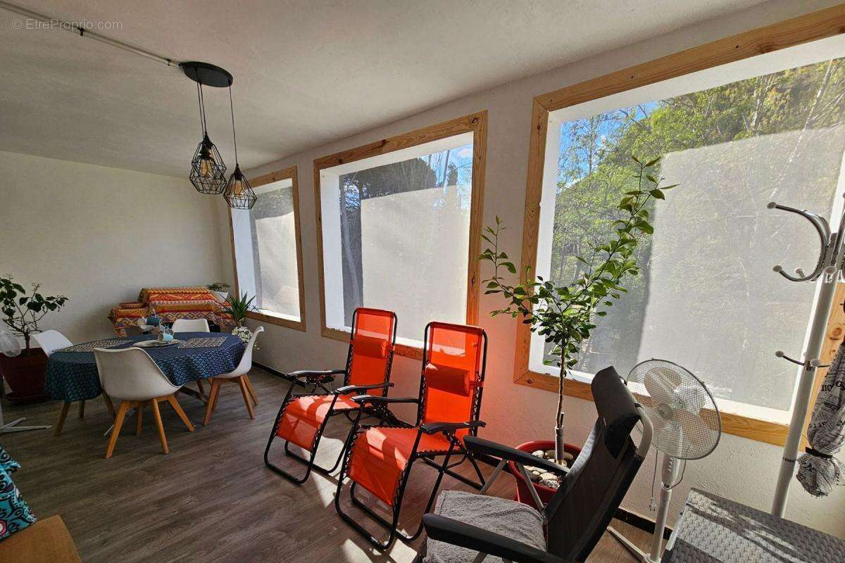 Appartement à REYNES