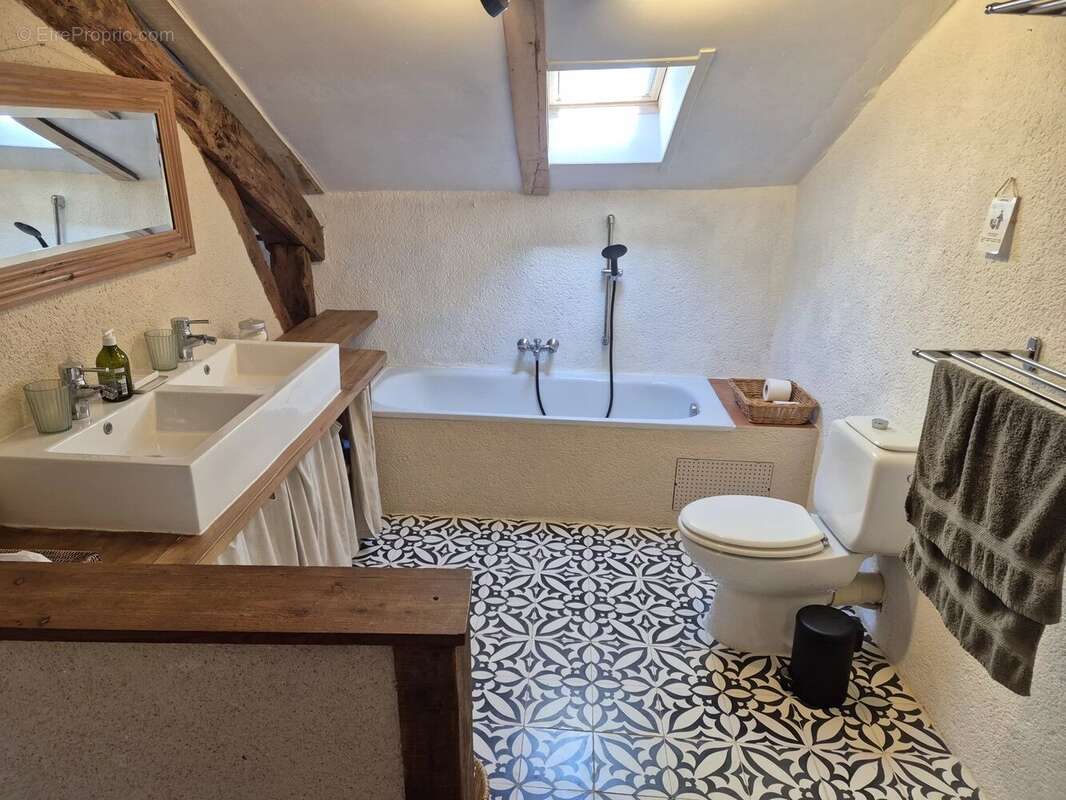 Deux maisons en pierre de caractère avec piscine, dépendances et 1,2 hectare de terrain près de Montaigu-de-Quercy - photo 8