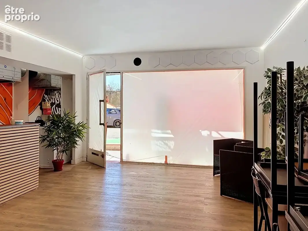 Cannes - République : Local commercial prêt à exploiter avec box - photo 5