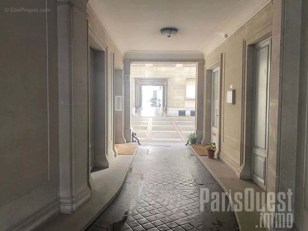 Paris XVI Nord – Chambre meublée proche porte Maillot – Au calme sur cour – 5ième étage - photo 2