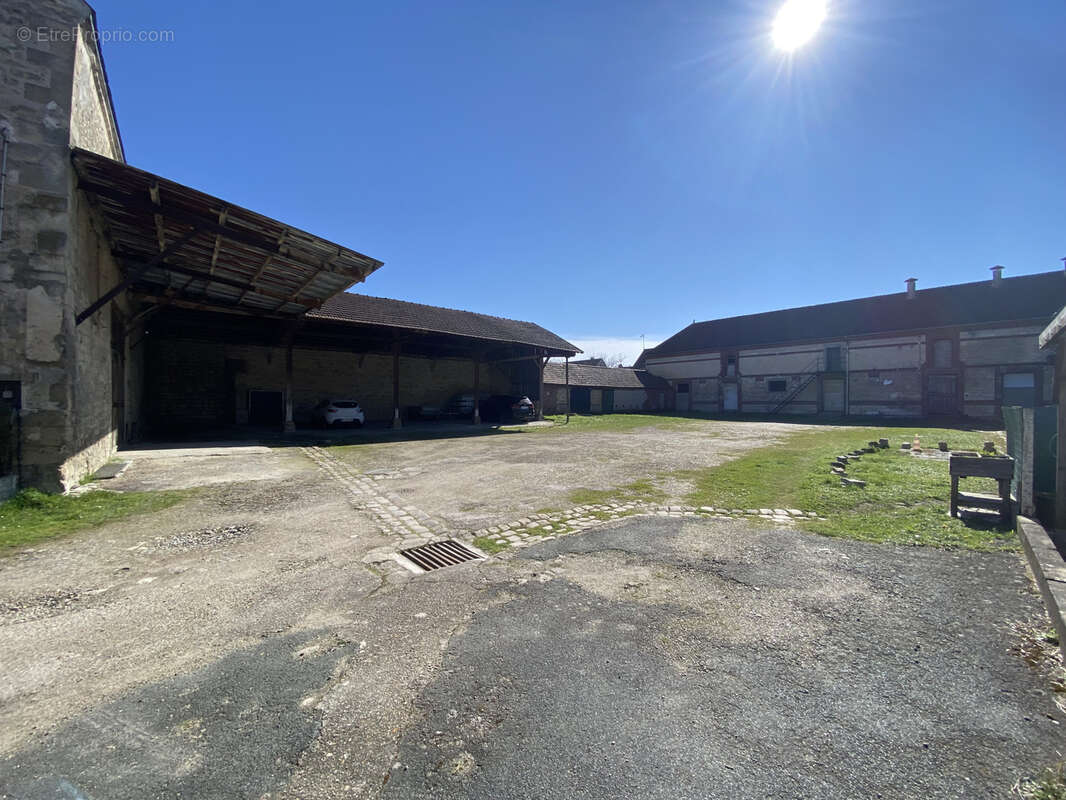 Chambly -ancien corps de ferme a rehabiliter plein centre-ville - photo 6