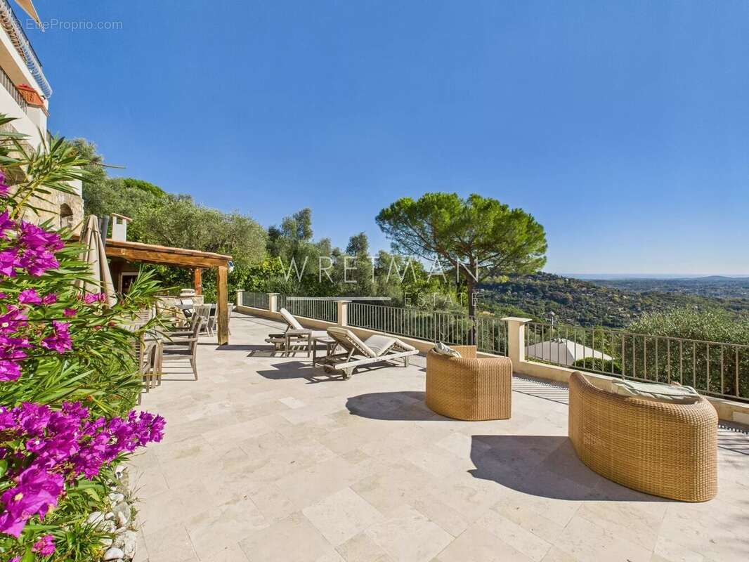 Maison à CHATEAUNEUF-GRASSE
