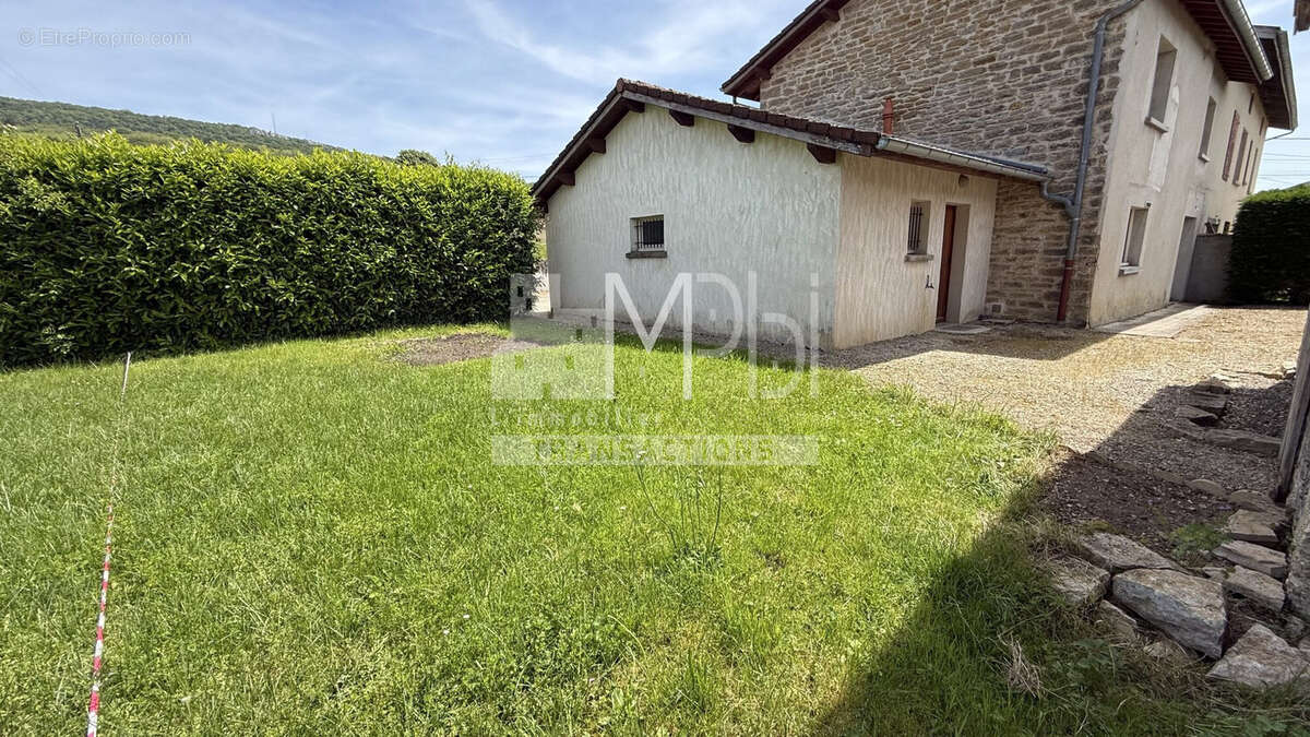 Maison à CEYZERIAT