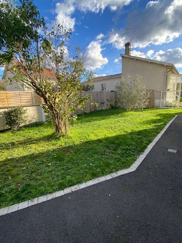 Maison à RUELLE-SUR-TOUVRE