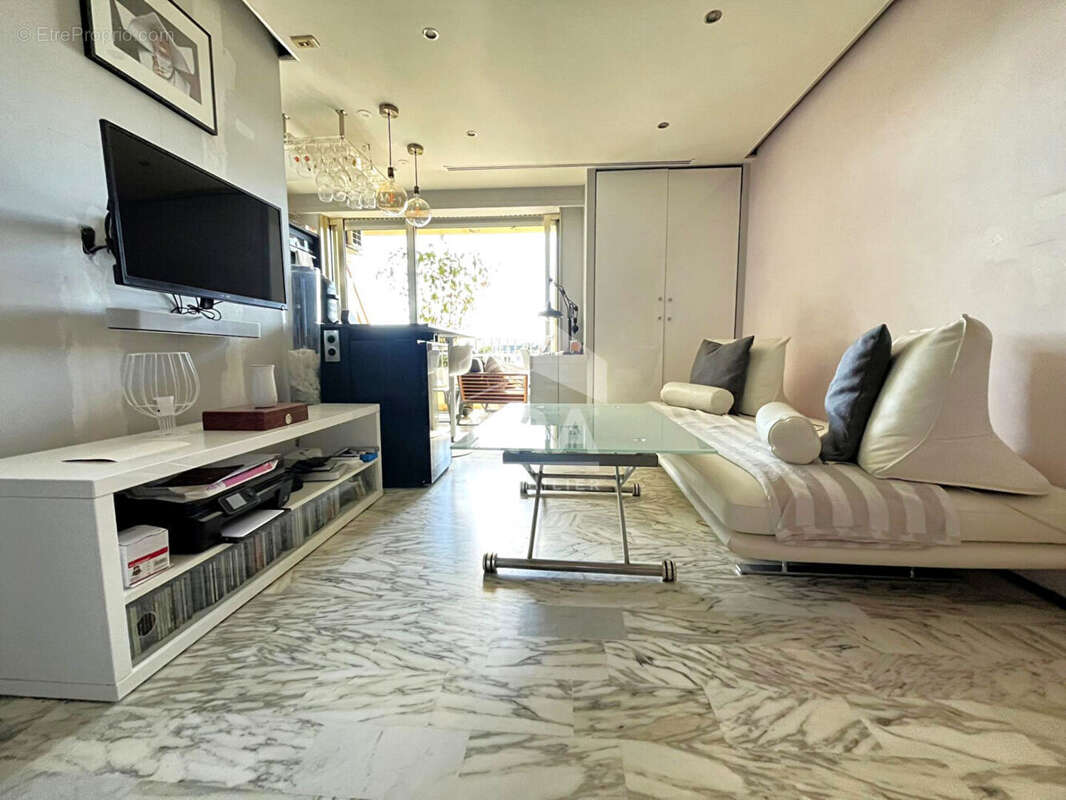 Appartement à SAINT-LAURENT-DU-VAR