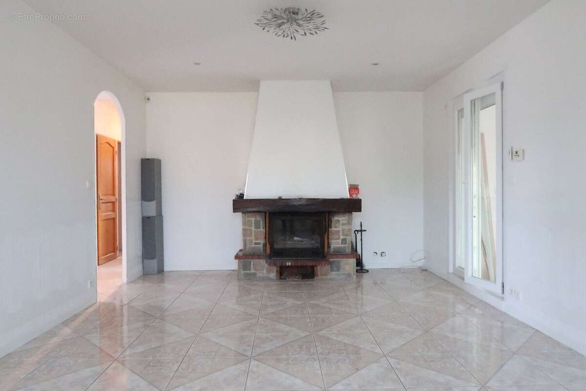 Maison à MONTROND-LES-BAINS