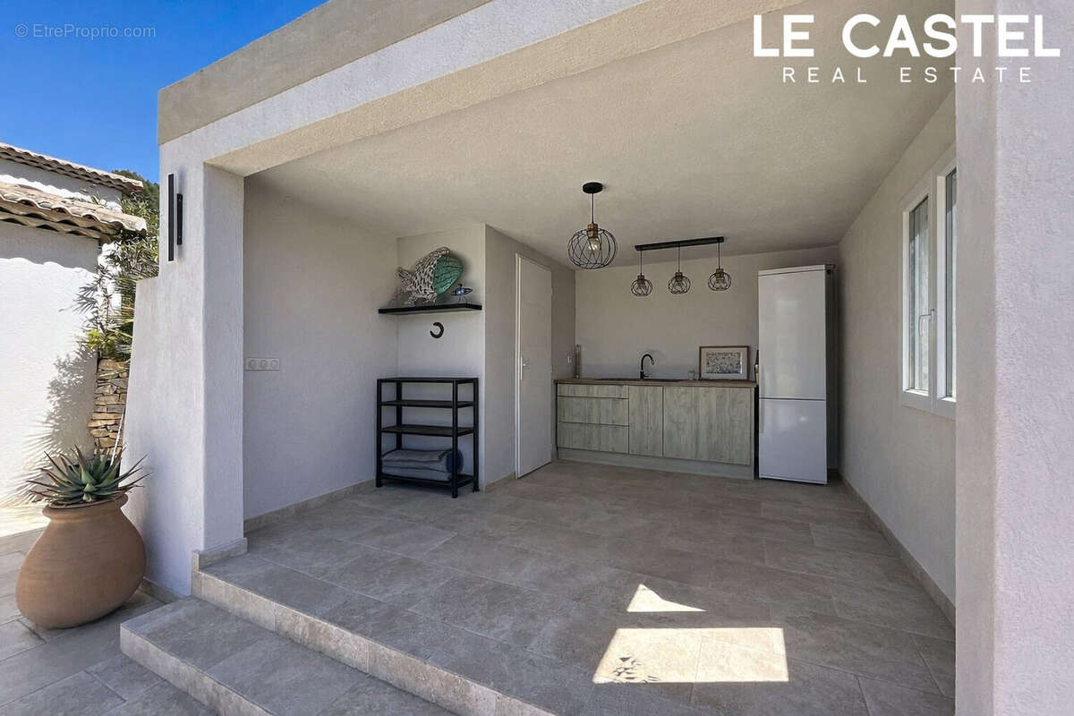 Maison à CEYRESTE