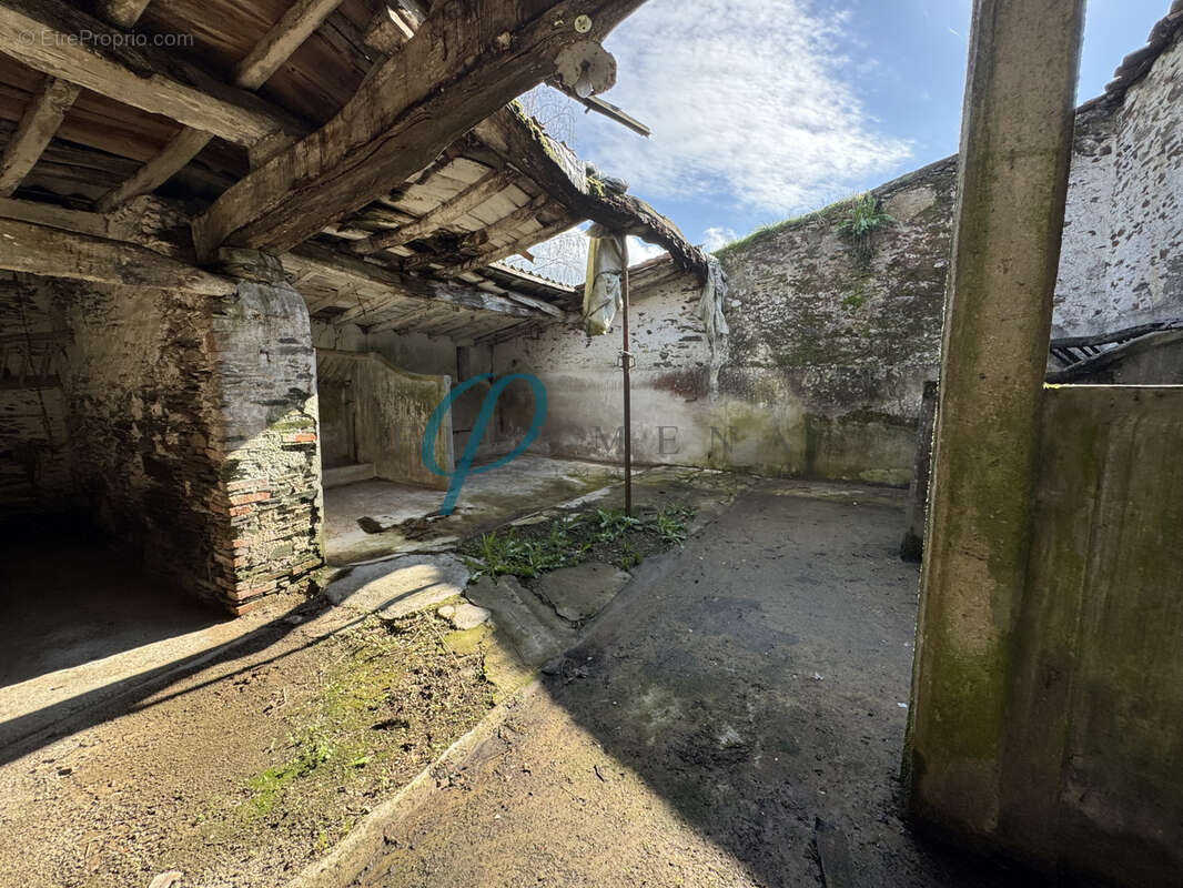 Dépendances à rénover - 76m2 - photo 3