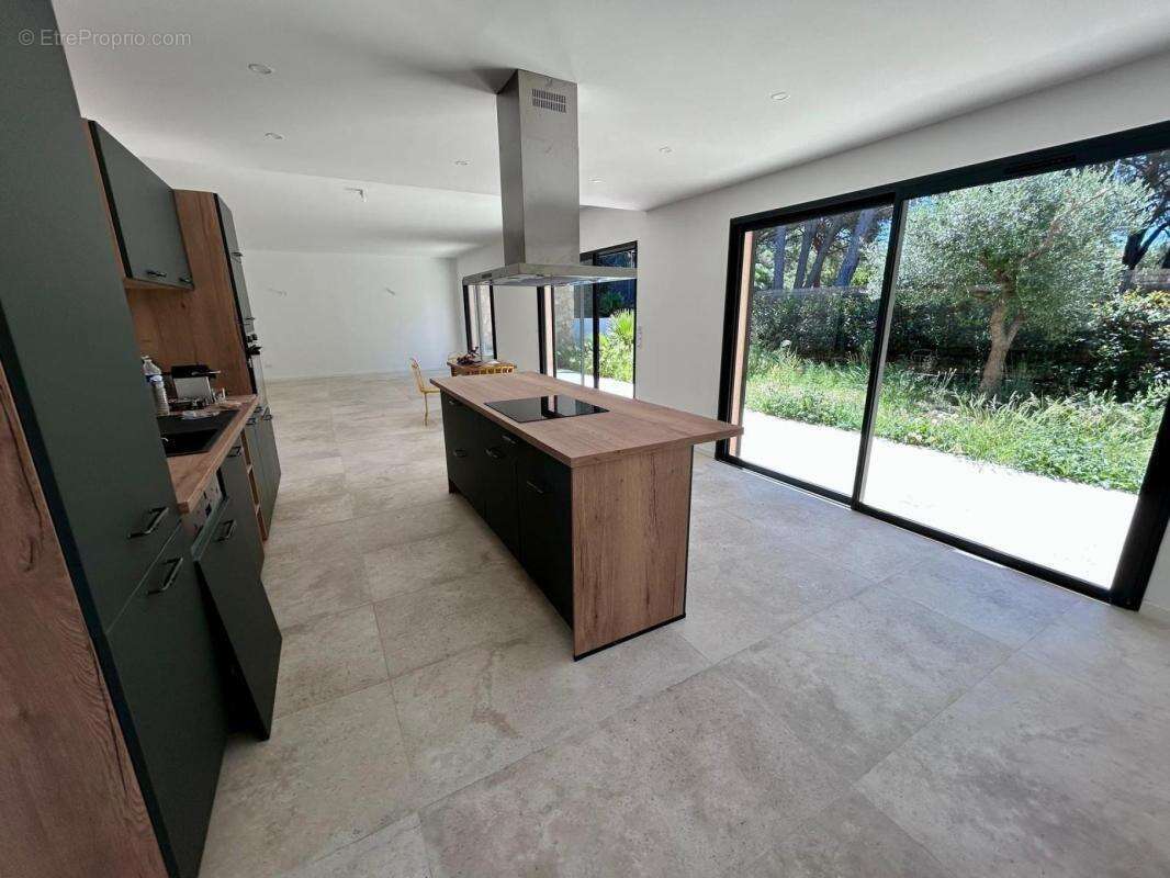 A VENDRE : Villa contemporaine neuve 175 m² – 5 chambres – Prestations haut de gamme – Saint-Raphaël / Valescure - photo 3