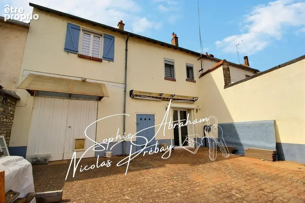 Maison en pierres avec cour close de murs et dépendances - photo 1