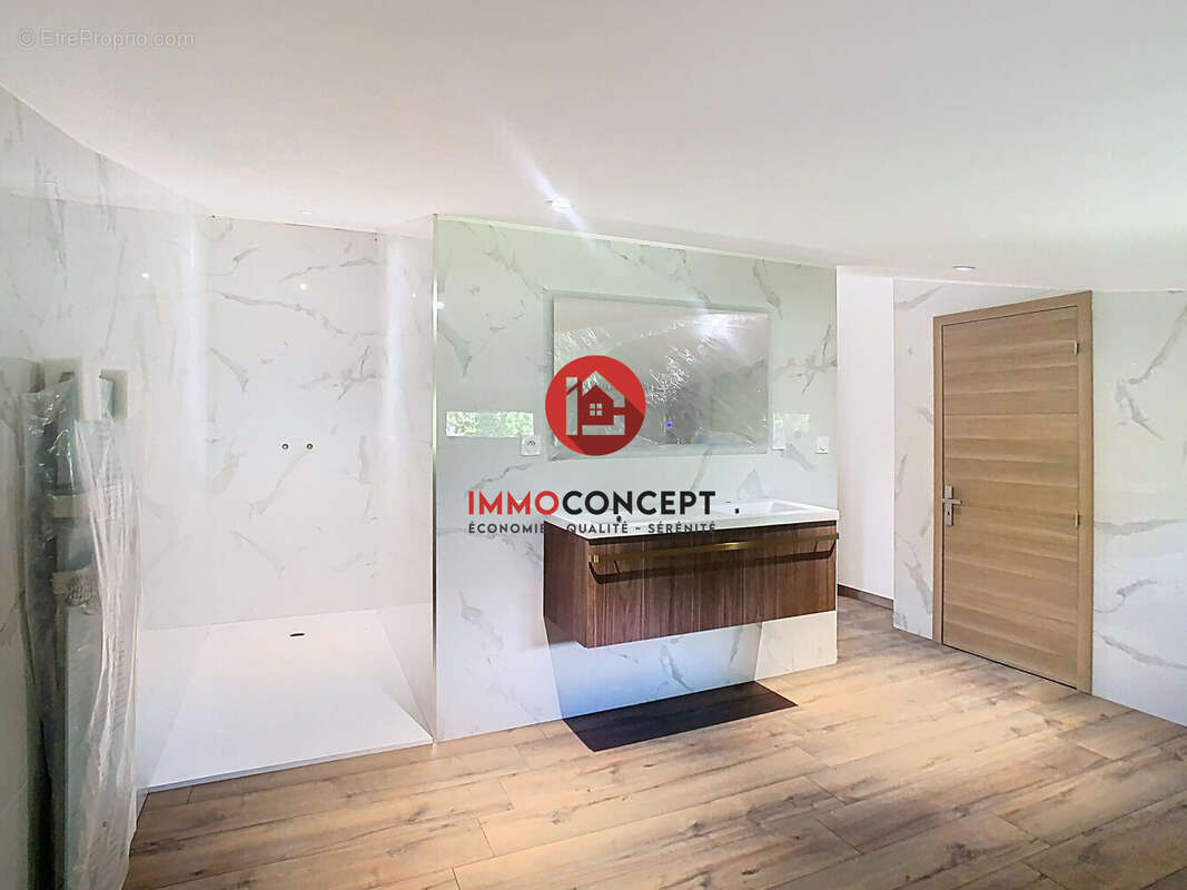 Maison à LAUDUN-L&#039;ARDOISE