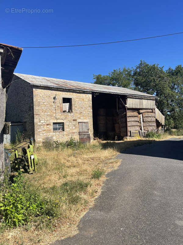 Corps de ferme avec dépendances et terrains agricoles situé sur la commune de Onet le Château - photo 9