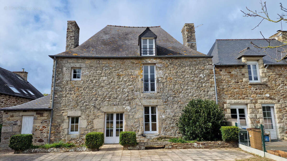 Maison à JUGON-LES-LACS