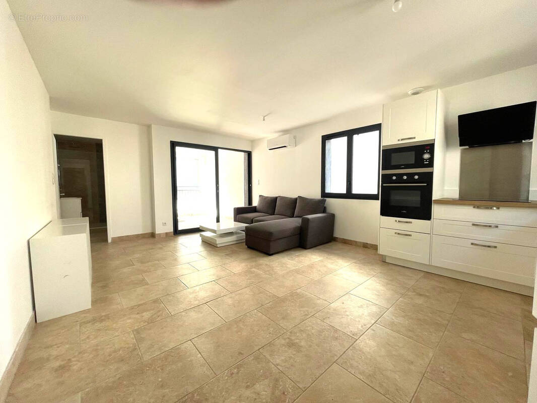 Appartement à COLLOBRIERES