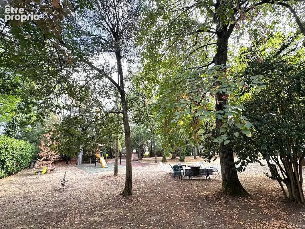 Avenue Saint-Exupéry : T1 bis à rénover dans une résidence avec parc arboré - photo 8