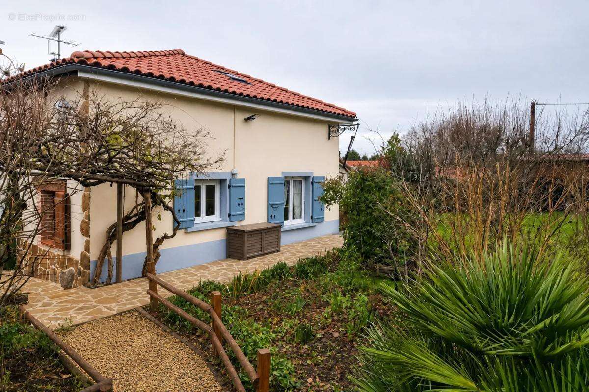 Maison rénovée avec jardin paisible à Oradour-Fanais - photo 15